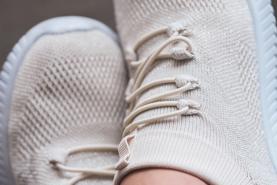 Breathable mesh running shoes for hot weather