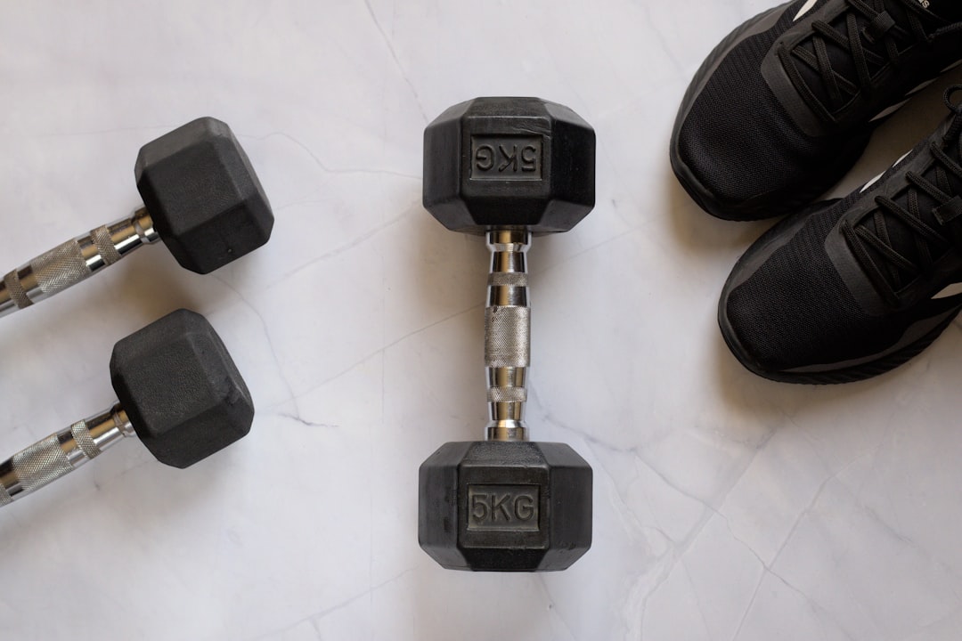 Adjustable dumbbells supporting strength training at home