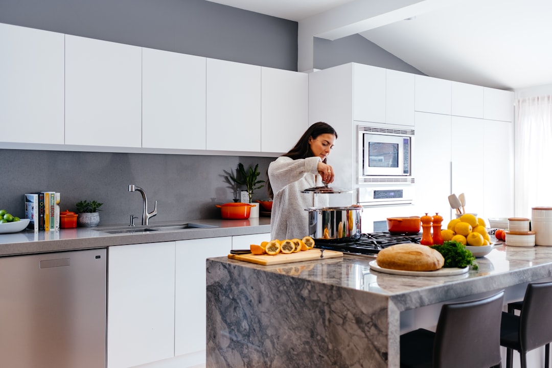 Woman preparing a healthy smoothie in the kitchen