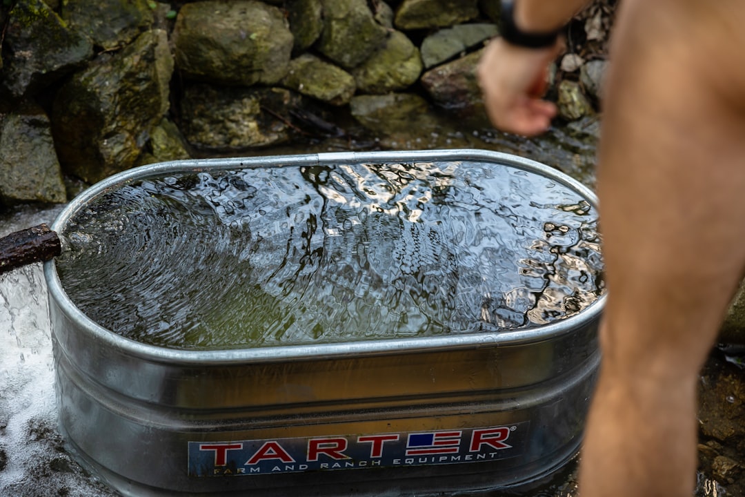 Cold water immersion tub for athletic recovery