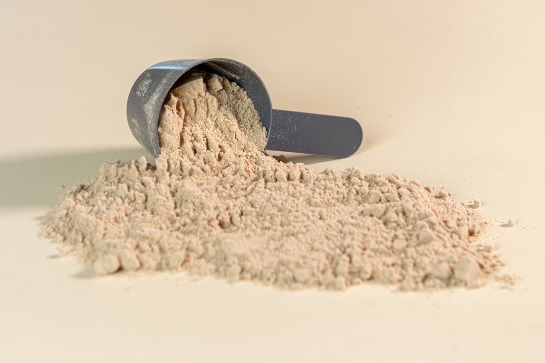 Powdered glycine supplement with a scoop