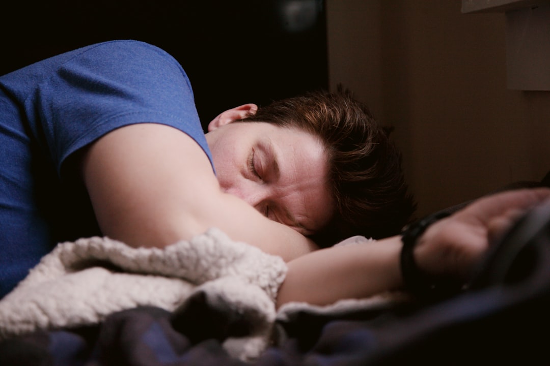 Wearable device tracking sleep and recovery metrics overnight